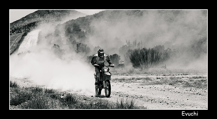 Carrera en el desierto
Keywords: desierto baja aragon carrera coches motos zaragoza