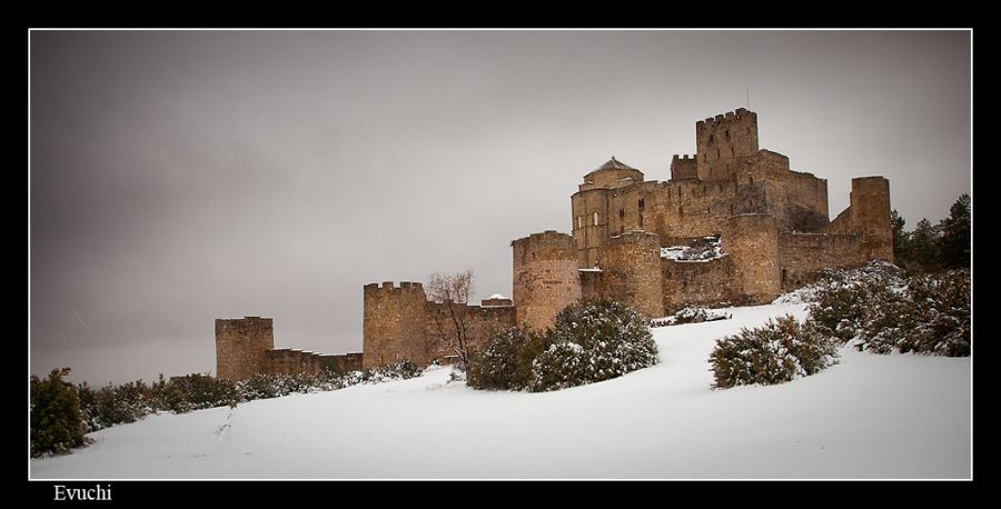 PanorÃ¡mica de Loarre nevado
Keywords: castillo Loarre nieve nevado Aragon Huesca prepirineo 