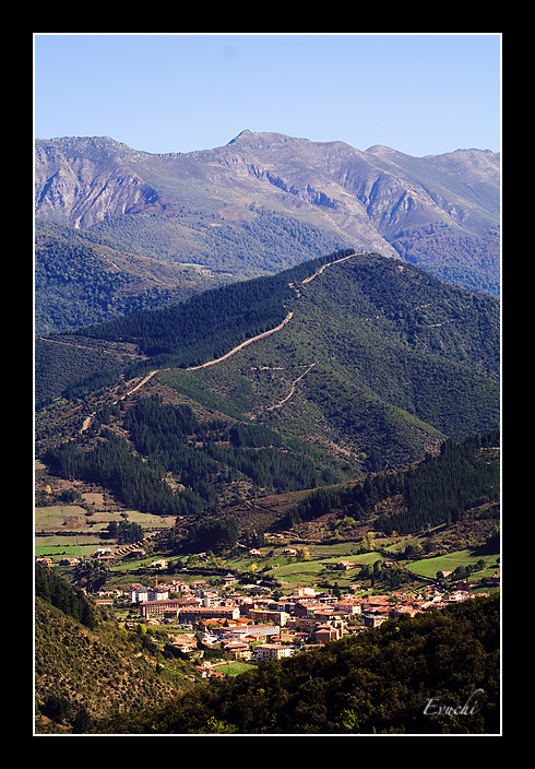 Oteando desde Liebana
Keywords: Liebana Cantabria Pueblecito paisaje vistas